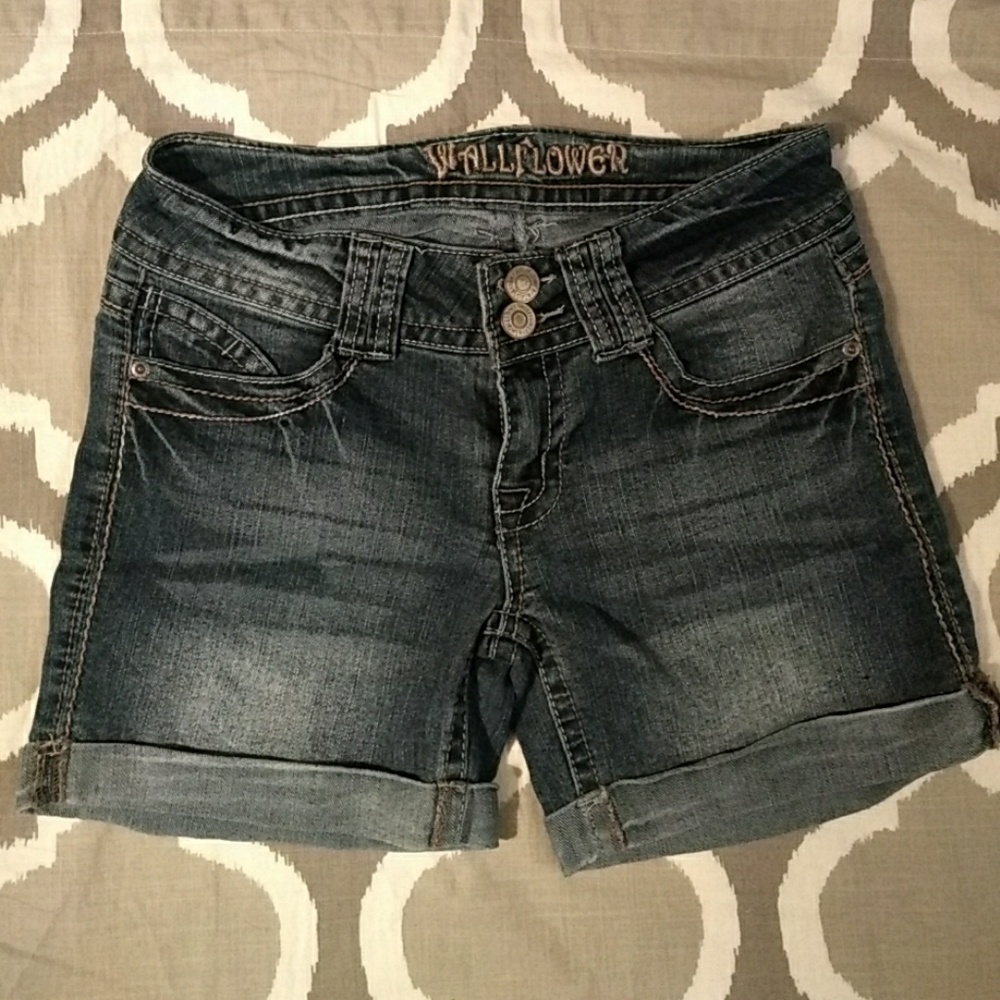 Stretch jean shorts
